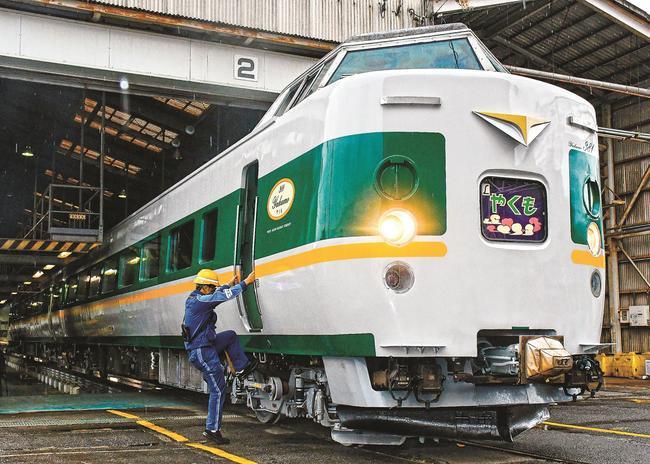 緑色に塗装された３８１系特急やくも＝米子市日ノ出町、後藤総合車両所