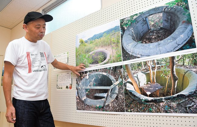 島根半島の山中に残る聴音壕の写真を紹介する高嶋敏展さん＝出雲市佐田町反辺、スサノオホール