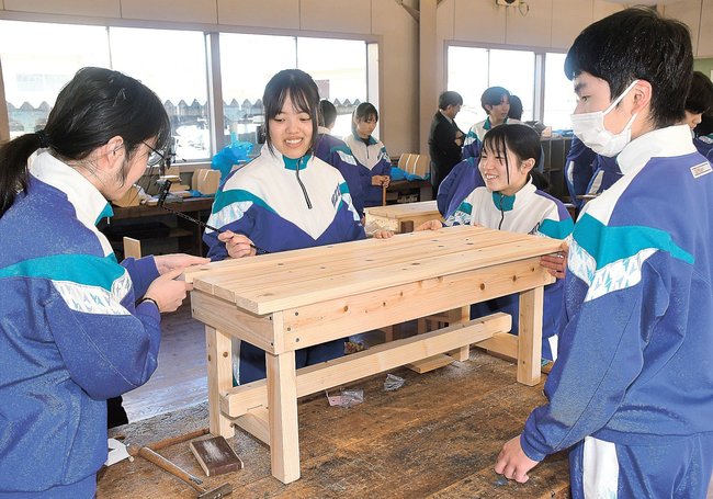 木材を組み合わせてベンチを作る生徒=島根県邑南町淀原、瑞穂中学校