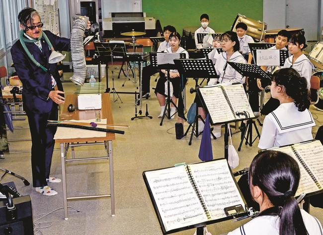 廃品を使った演奏を披露する山口ともさん（左）＝浜田市原井町、浜田第二中学校