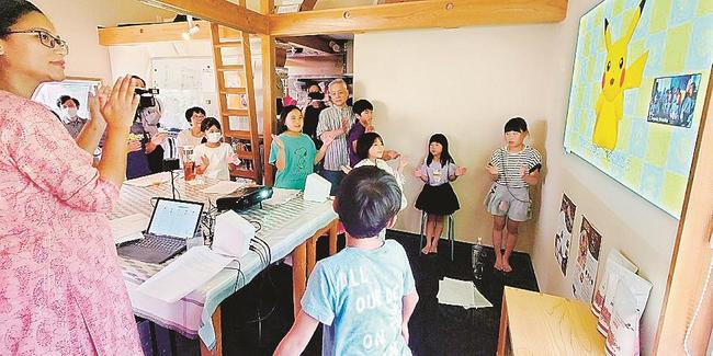 オンラインを通じてネパールの子どもと交流する日本側参加者＝米子市皆生温泉２丁目、ちいさいおうち