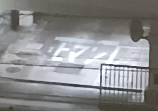 「ヒマン」と読める駐車場入り口の表示