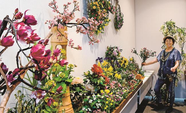 作品の配置を確認する内田洋子さん＝安来市飯島町、アルテピア