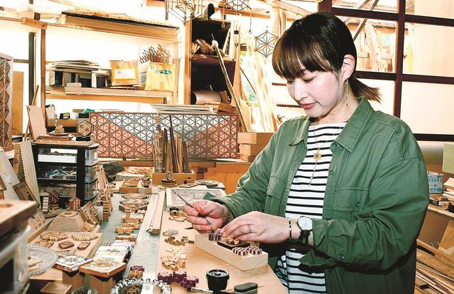 島根県産木材などを使った組子細工の製品を作る野尻香織さん＝雲南市加茂町三代、舟木木工所