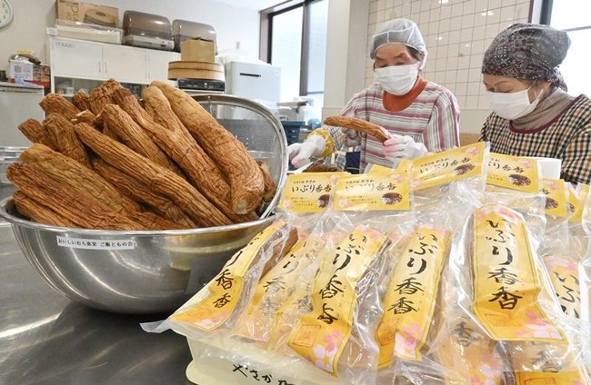 特産「いぶり香香」の出荷作業に取り組む会員たち=浜田市弥栄町長安本郷、調理施設