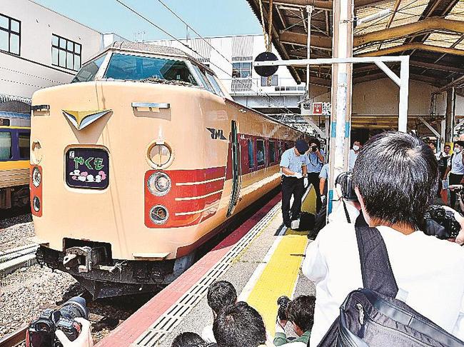 ＪＲ米子駅に到着した国鉄特急色の３８１系やくも＝米子市弥生町、ＪＲ米子駅