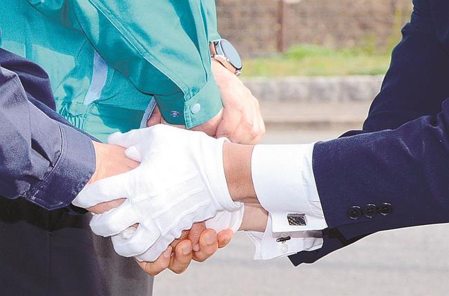 聴衆と握手を交わす島根県議選浜田選挙区の立候補者＝浜田市内