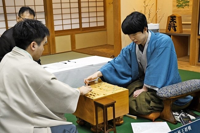 王将戦７番勝負第３局に勝利し、感想戦で攻防を振り返る藤井聡太王将（右）＝大田市三瓶町、国民宿舎さんべ荘