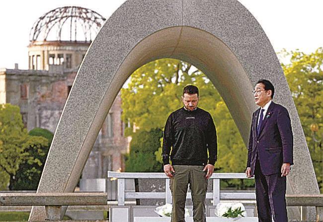 原爆慰霊碑への献花を終えた岸田首相（右）とウクライナのゼレンスキー大統領＝２１日、広島市の平和記念公園（ＡＰ＝共同）