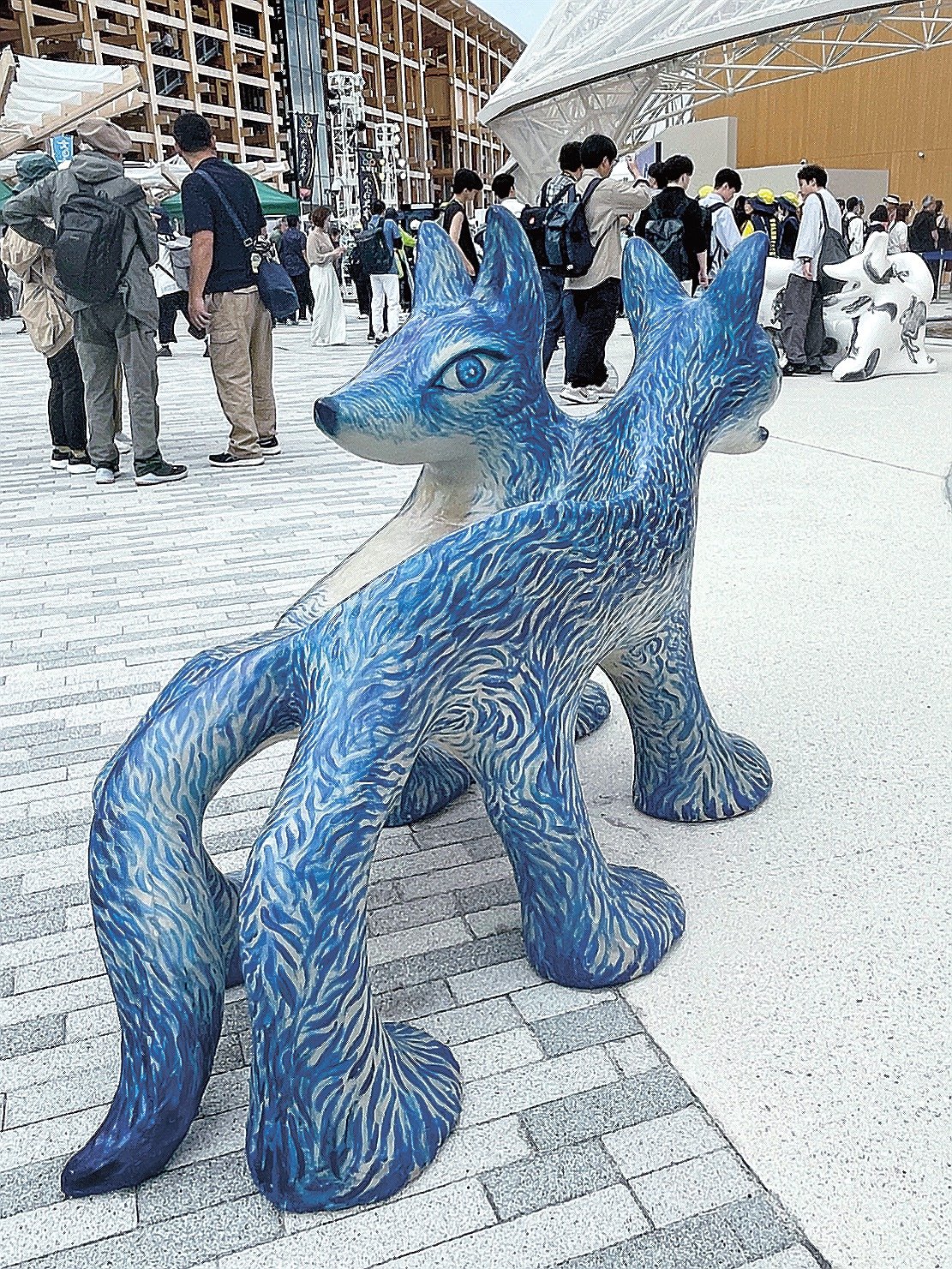 アートな生きもの（15） 鴻池朋子「双頭の狼ベンチ」 誰の物でもない