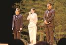 イベント最後に抱負など語るのんさん（中央）。右は木内秀信さん＝境港市上道町、市民交流センター