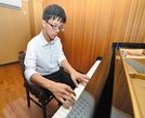 一つ一つの音を確かめながらピアノを練習する今井歩未さん＝江津市和木町、住田ピアノ教室