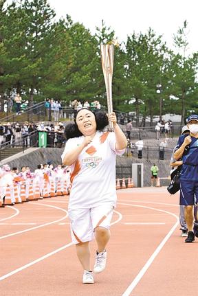 軽快な足取りで走る江上敬子さん＝出雲市大社町北荒木、県立浜山公園陸上競技場（糸賀淳也撮影）