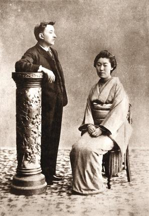 「ばけばけ」のモデルとなる小泉セツ（右）と夫の八雲（小泉八雲記念館提供）