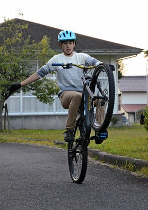 放課後にマウンテンバイクの技を練習する落合思誉運さん＝雲南市木次町木次