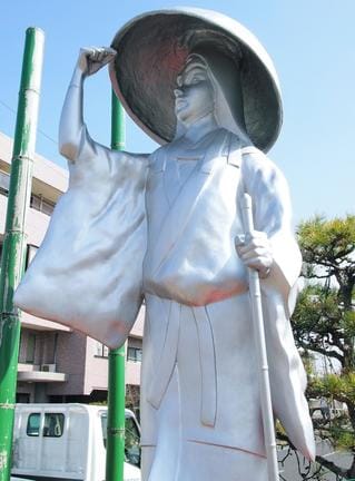 菅原孝標女ら一家が、上総国（千葉県）から京都に出発する様子から始まる『更級日記』。ＪＲ五井駅近くには、旅姿を表した孝標女の像が立つ＝千葉県市原市