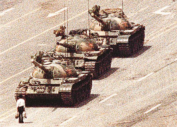 1989年６月５日、北京の天安門広場近くの大通りで、戦車の前に立ちはだかる男性（ロイター＝共同）