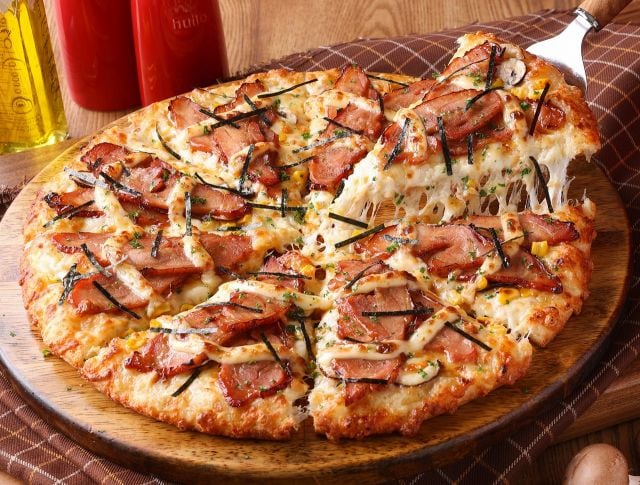 PIZZA-LA(ピザーラ)は、3月4日より期間限定で人気No.1ピザの肉を増量した『肉3倍盛り テリヤキチキン』を発売する