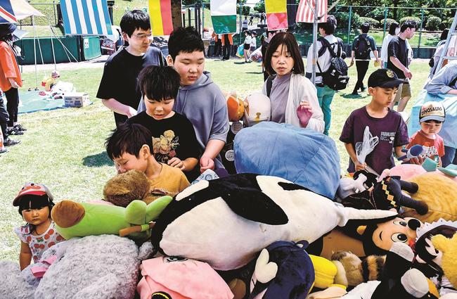 お目当ての縫いぐるみを探す来場者＝出雲市斐川町直江、斐川公園