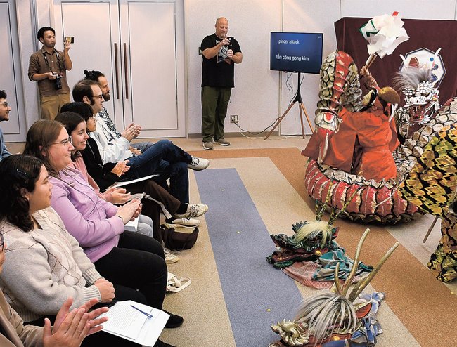 「大蛇」を鑑賞する外国人参加者=浜田市黒川町、石央文化ホール