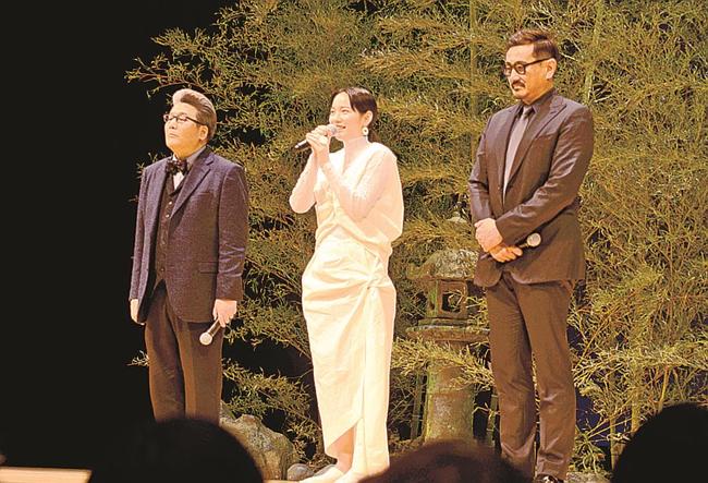 イベント最後に抱負など語るのんさん（中央）。右は木内秀信さん＝境港市上道町、市民交流センター
