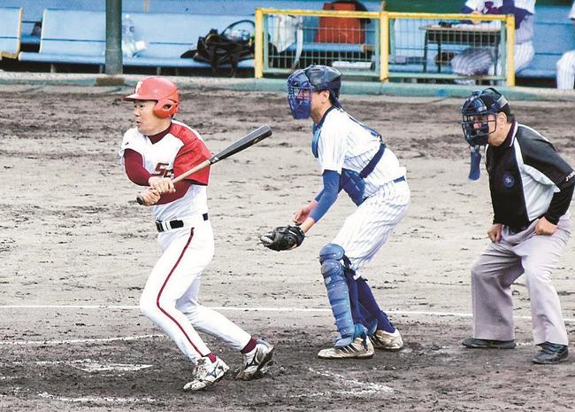 熱戦を繰り広げる選手たち＝倉吉市湊町、同市営野球場