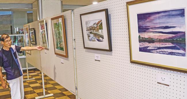 個性豊かな水彩画作品を紹介する水野博司講師＝松江市東津田町、いきいきプラザ島根