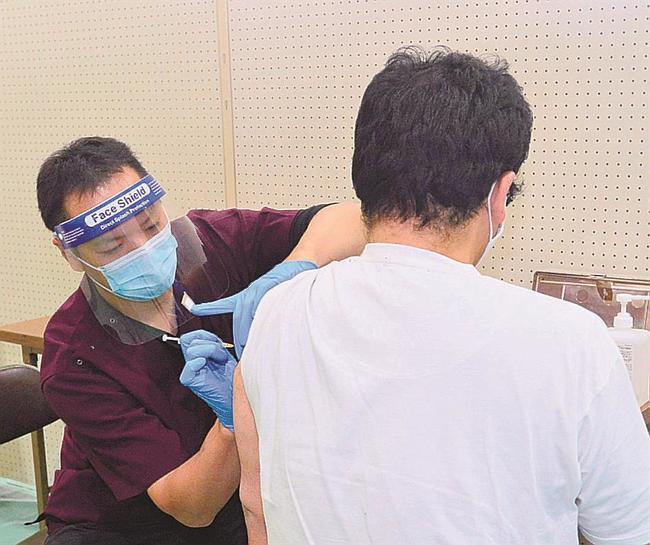 新型コロナウイルスのワクチンを接種される村民＝島根県知夫村、知夫小中学校体育館