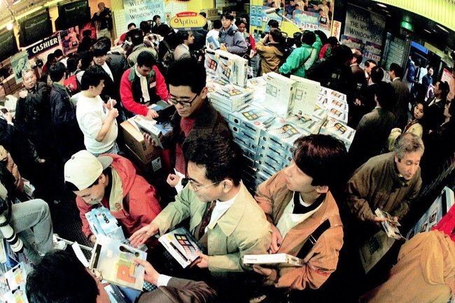 １９９５年１１月、発売された「ウィンドウズ９５」を買い求める客で混雑する東京都内のパソコンショップ（魚眼レンズで撮影）