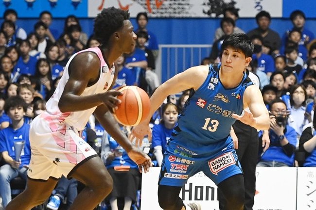 【第９戦・島根－秋田】第２クオーター、島根の津山尚大（右）が相手選手を厳しくマークする＝松江市総合体育館