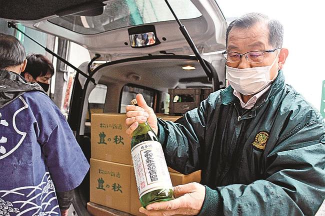 搾りたての新酒を確認する酒販店の関係者＝松江市南田町、米田酒造