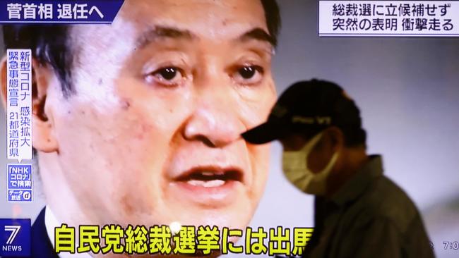菅首相の自民党総裁選不出馬を伝える街頭テレビ＝３日夕