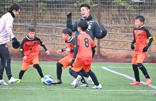 小学生と試合で交流する佐々木大樹選手（中央奥）＝浜田市上府町、サン・ビレッジ浜田