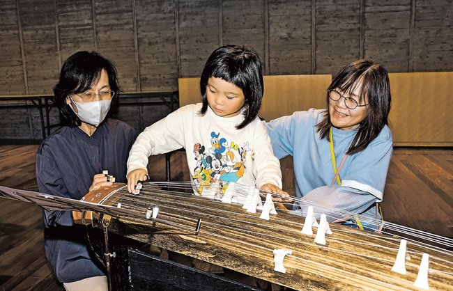 琴を体験をする参加者＝益田市有明町、島根県芸術文化センター・グラントワ