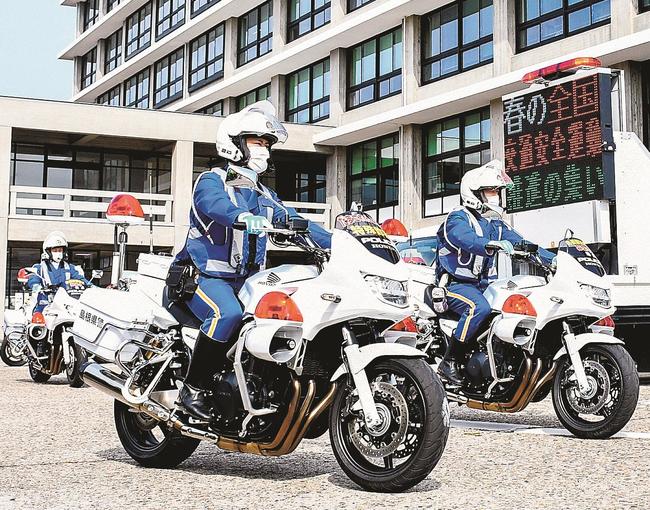 街頭活動に出発する白バイ隊員＝松江市殿町、島根県庁