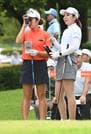 スタート前にコースを確認する小竹莉乃（左）と江沢亜弥