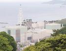 原子力規制委員会が審査書案を了承し、事実上の合格となった中国電力島根原発２号機（左）。右は１号機＝松江市鹿島町片句