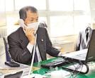 デスクで電話を取る藤井秀樹所長＝米子市東福原１丁目、米子保健所