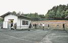 男性職員が倒れていた飼育施設＝２５日午後５時２９分、島根県飯南町上来島、県中山間地域研究センター
