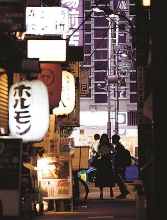 東京・新橋の飲食店街＝１日夜