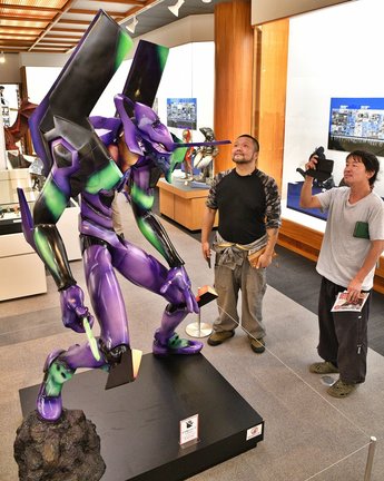 精巧なフィギュアを鑑賞する来館者=江津市桜江町川戸、今井美術館