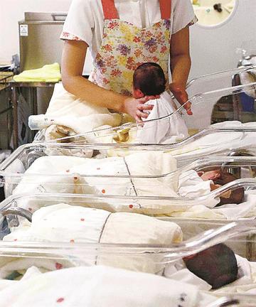 新生児室の赤ちゃん（資料）