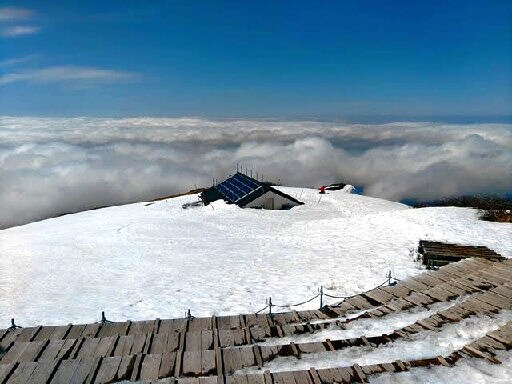 雪解けが進む大山山頂（大山プロガイド協会提供）