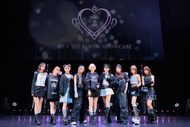 1ST ALBUM『WHO I AM』リリース記念SHOWCASEに登場した（左から）KOKONA、AYANE、KEIKO、MIU、SUZU、RINON、MOMONA、SHIZUKU、TSUZUMI（C）LAPONE GIRLS