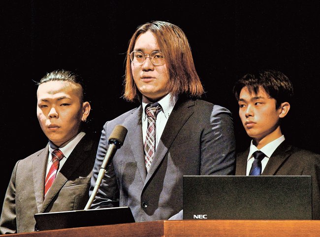 取り組みの成果を紹介する島根職業能力開発短期大学校の学生＝江津市江津町、市総合市民センター