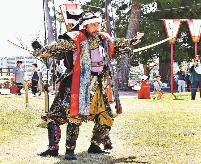 時代劇で立ち回りを披露する出演者＝松江市殿町、松江城