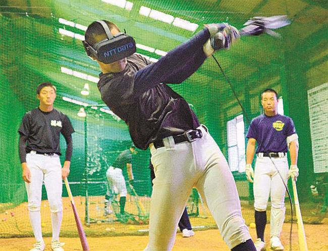 ＶＲ映像を見ながらスイングスする野球部員＝島根県隠岐の島町有木、隠岐高校
