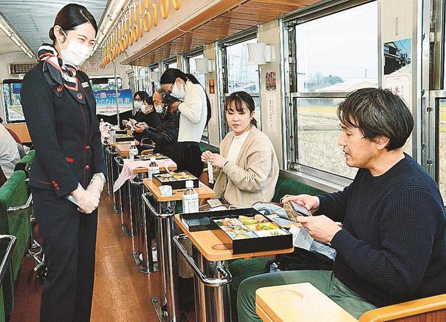 乗客をもてなすＪＡＬふるさと応援隊のメンバー（左）