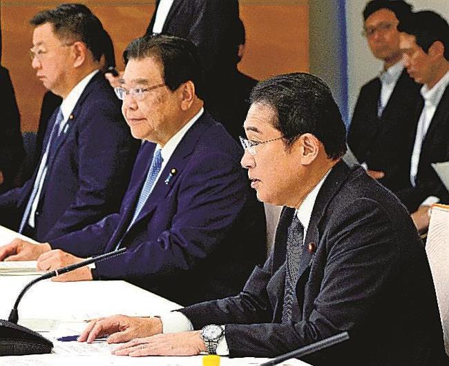 経済財政諮問会議であいさつする岸田首相（手前）＝25日、首相官邸