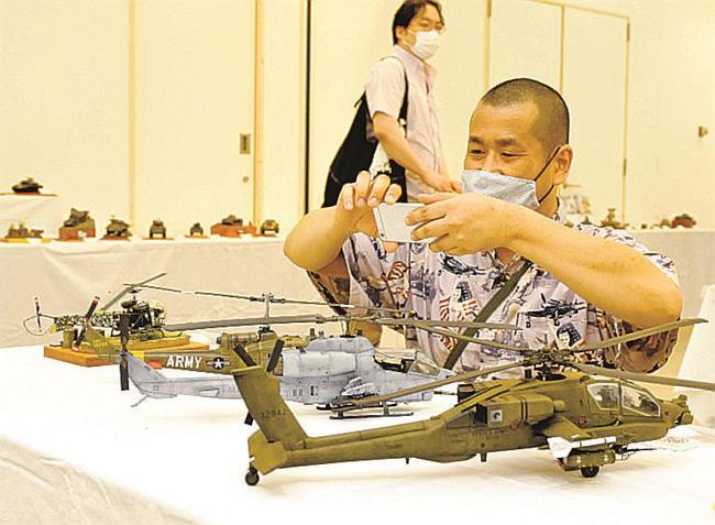 プラモデルを写真に収める来場者＝松江市殿町、県民会館